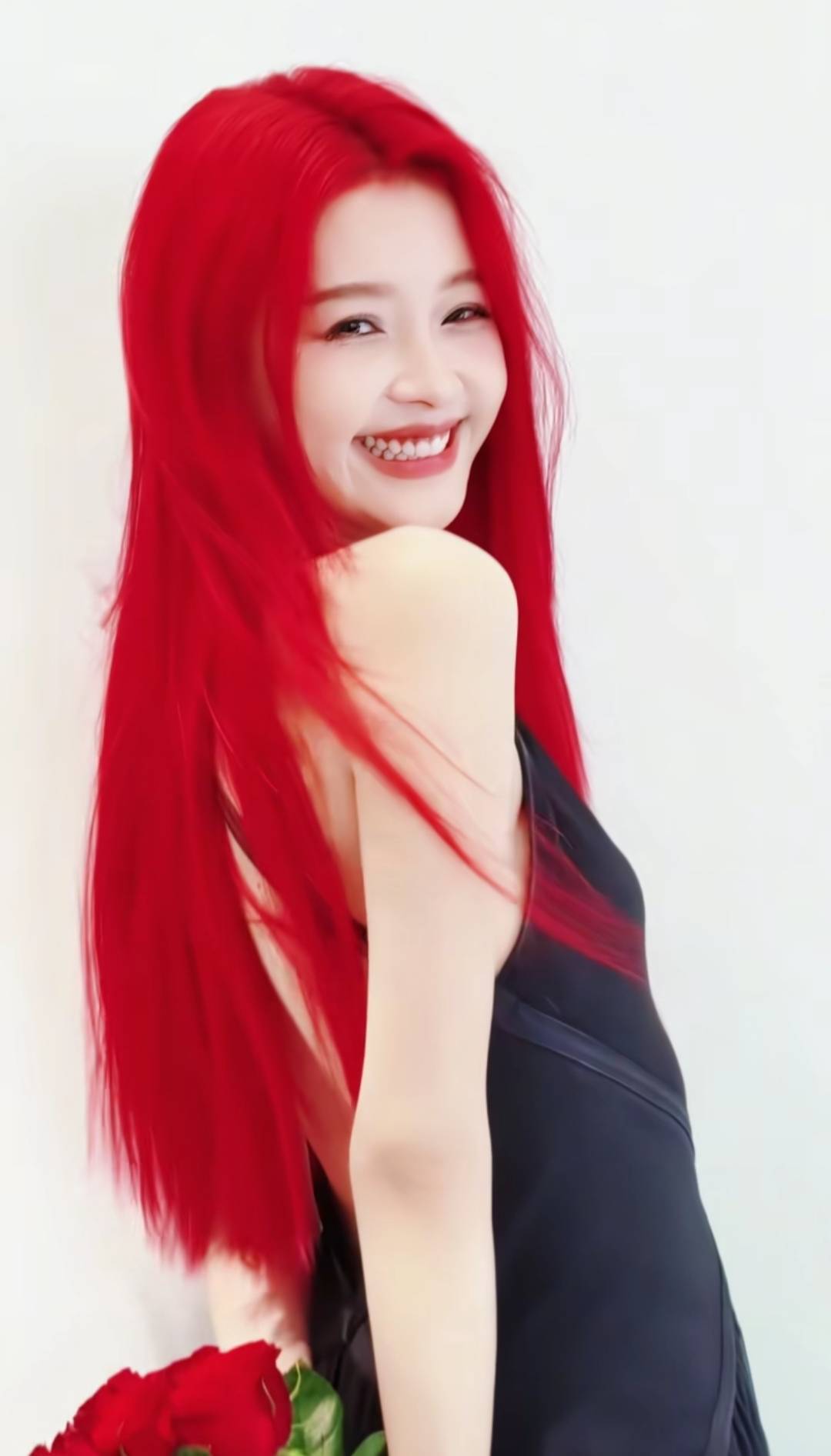 如何申请皇冠代理_女演员染红色头发如何申请皇冠代理，称“吃了三天过敏药才敢染”