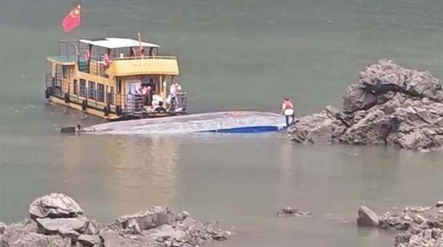 皇冠登录地址
_贵州黔西村民自发参与翻船事故救援皇冠登录地址
,有人煮了姜汤送到码头