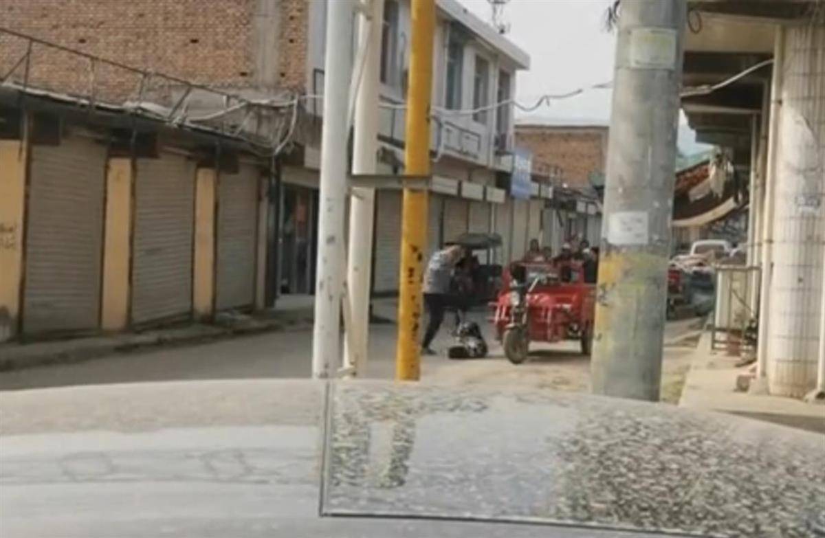 皇冠信用盘平台代理_西安一男子当街踢打女子皇冠信用盘平台代理，官方：两人系夫妻，因家庭矛盾发生口角