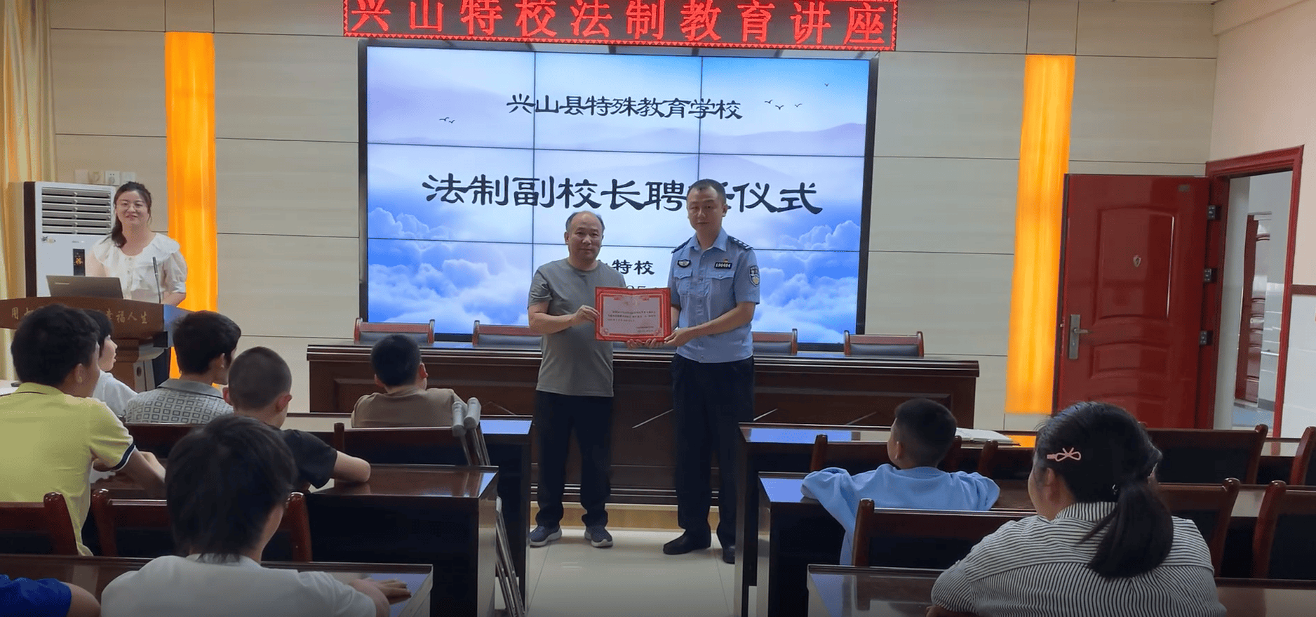 皇冠信用网登2代理_爱心守护——兴山站派出所开展法制安全宣传