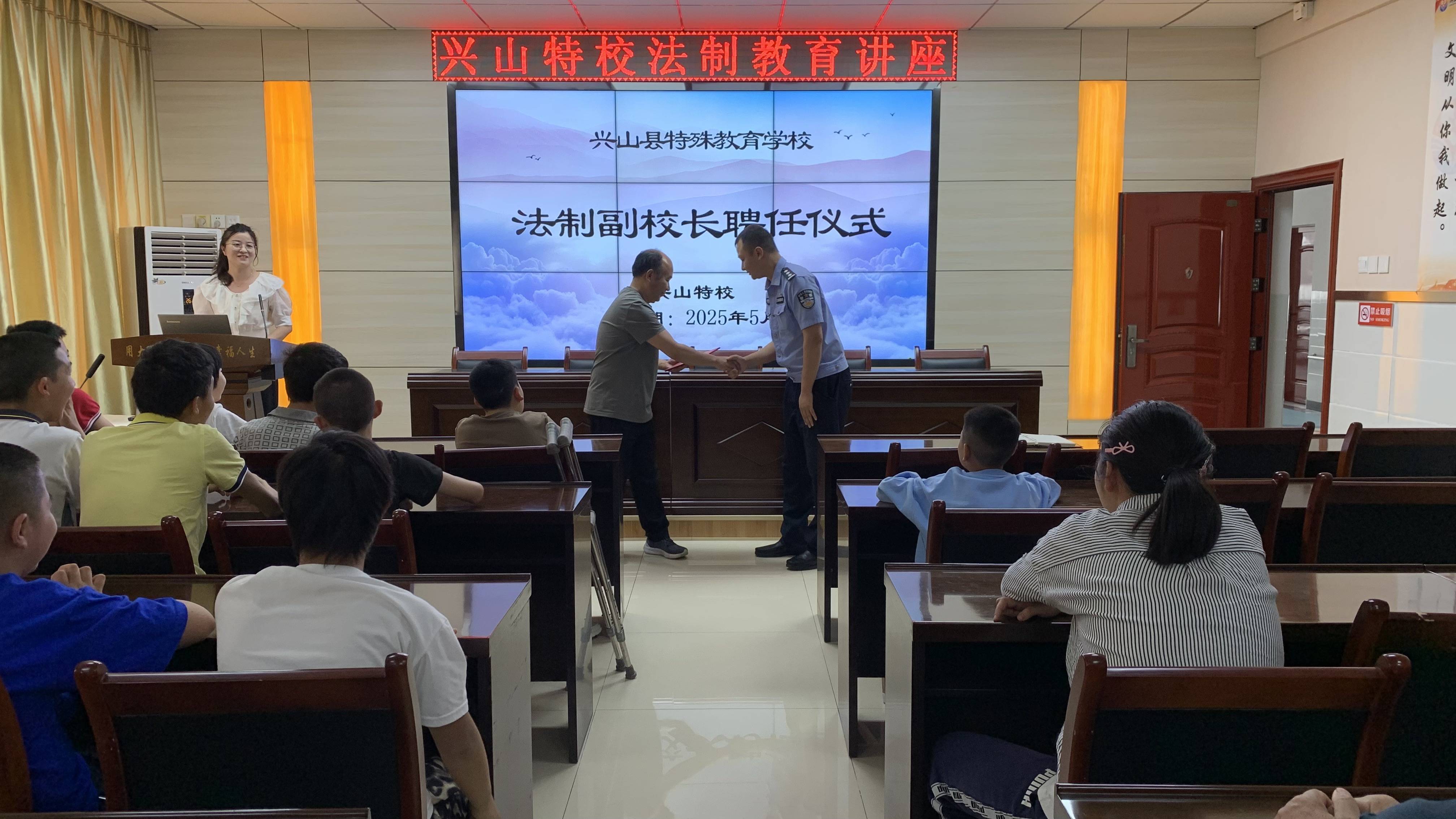 皇冠信用网登2代理_爱心守护——兴山站派出所开展法制安全宣传