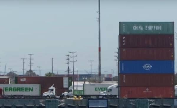 如何申请皇冠信用網_首批145％关税中国货船抵达洛杉矶港如何申请皇冠信用網，美业内人士警告：贵且缺货的日子将至