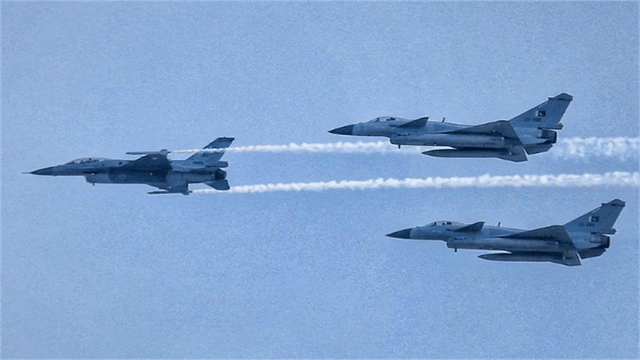 皇冠足球管理平台出租_前线传回战报！歼10C“苍蝇盔”罕见露面皇冠足球管理平台出租，飞行员看哪打哪