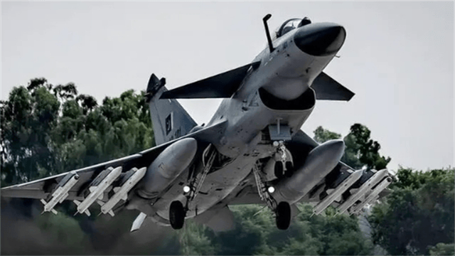 皇冠足球管理平台出租_前线传回战报！歼10C“苍蝇盔”罕见露面皇冠足球管理平台出租，飞行员看哪打哪