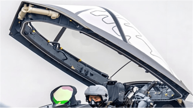 皇冠足球管理平台出租_前线传回战报！歼10C“苍蝇盔”罕见露面皇冠足球管理平台出租，飞行员看哪打哪