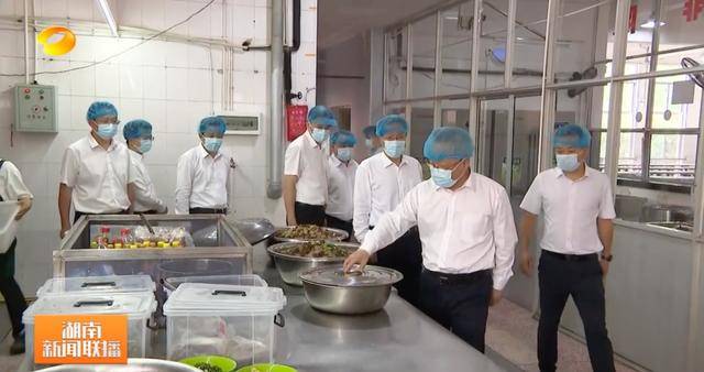 皇冠信用出租足球_及时处理“躺平式”干部皇冠信用出租足球！湖南省委书记走进学校食堂和居民家中
