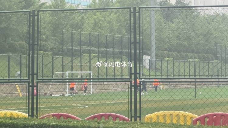 皇冠信用网怎么注册_鲁媒：泰山四位门将王大雷、于金永、刘世博、孙启航选择冒雨训练