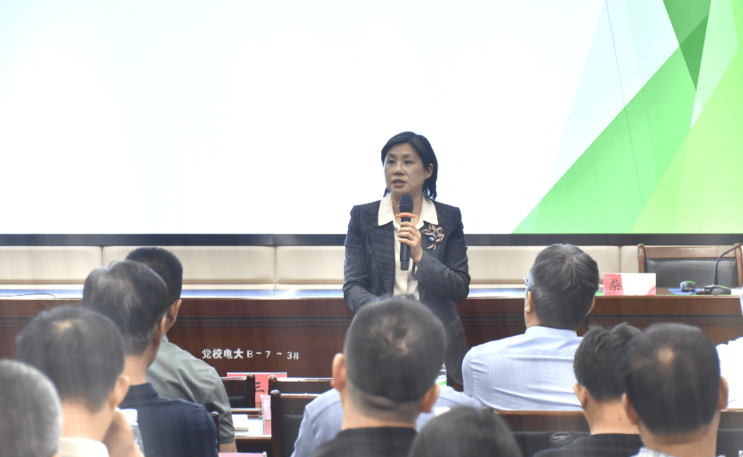 皇冠信用网怎么开户
_中共杭州市委党校常务副校长柴宁宁为桐庐党校主体班次作专题辅导