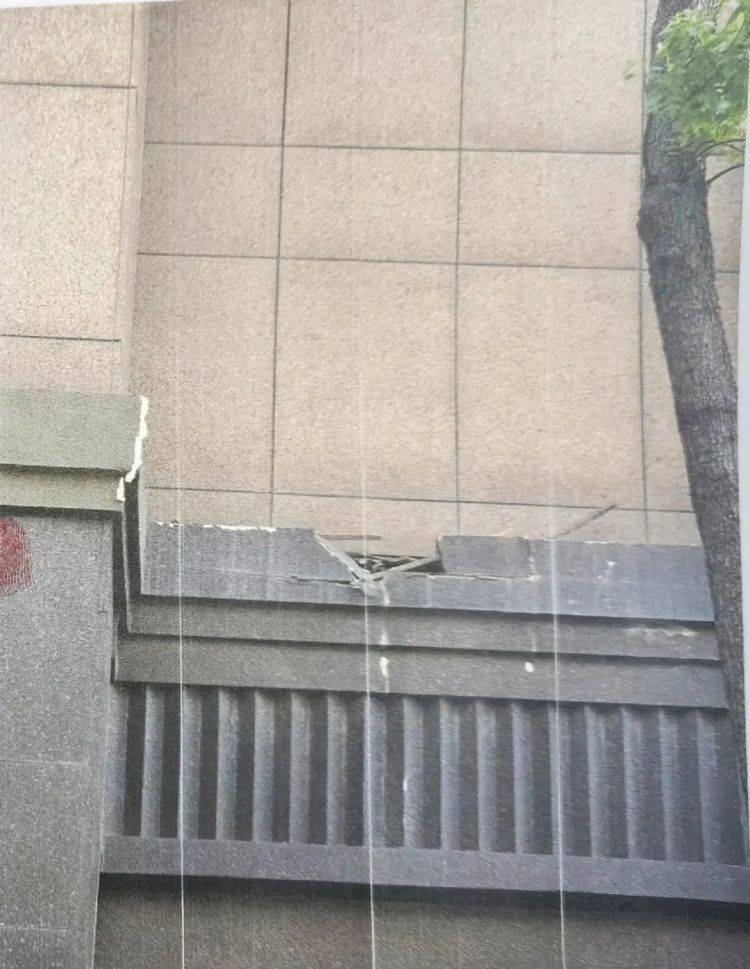 皇冠信用網开户
_上海一男子为图方便将木材从11楼扔下皇冠信用網开户
,被警方采取刑事强制措施