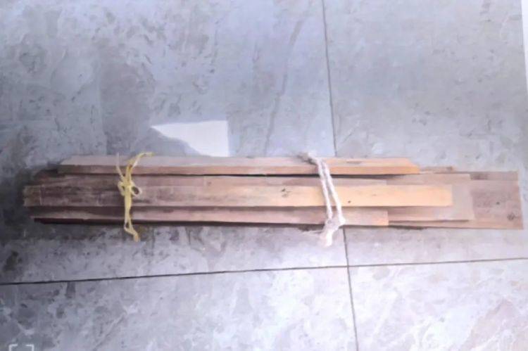 皇冠信用網开户
_上海一男子为图方便将木材从11楼扔下皇冠信用網开户
,被警方采取刑事强制措施