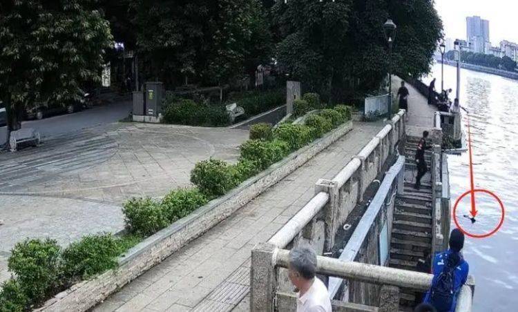 皇冠信用網APP下载_男子用鱼线精准钩住老人裤腿皇冠信用網APP下载，救起七旬落水阿婆