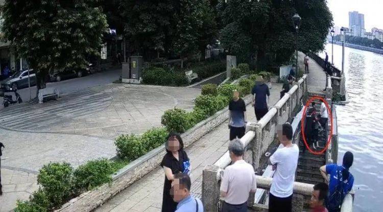 皇冠信用網APP下载_男子用鱼线精准钩住老人裤腿皇冠信用網APP下载，救起七旬落水阿婆