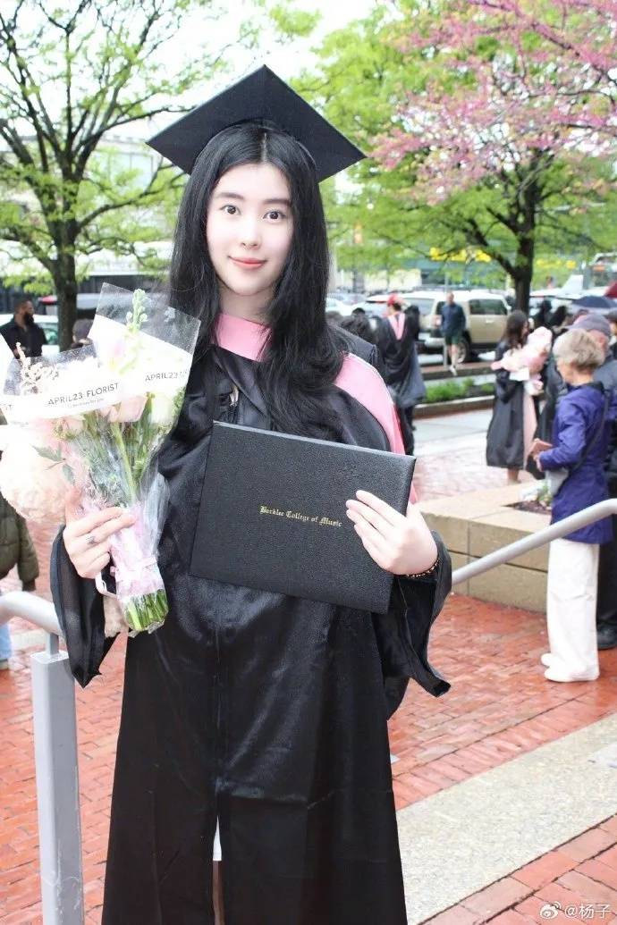 体育皇冠信用網_杨子分享喜讯：恭喜女儿海润伯克利音乐学院毕业