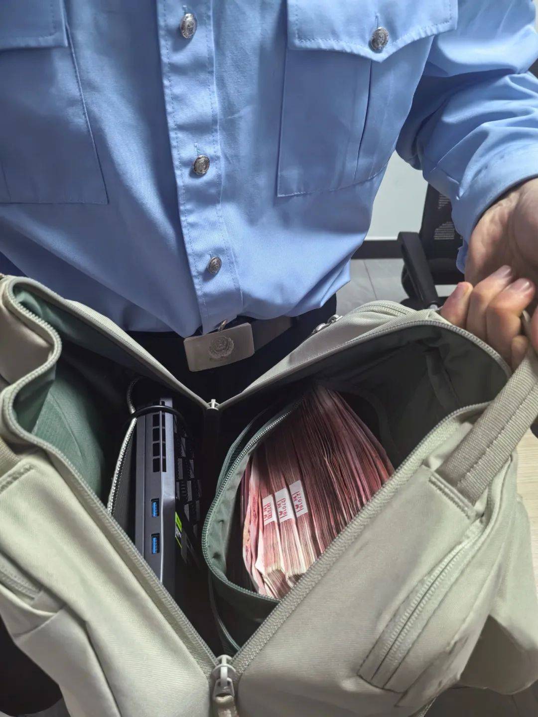 皇冠信用網足球代理_男子为了“寻刺激”皇冠信用網足球代理，取现5万多元！关键时刻，妻子打来电话…