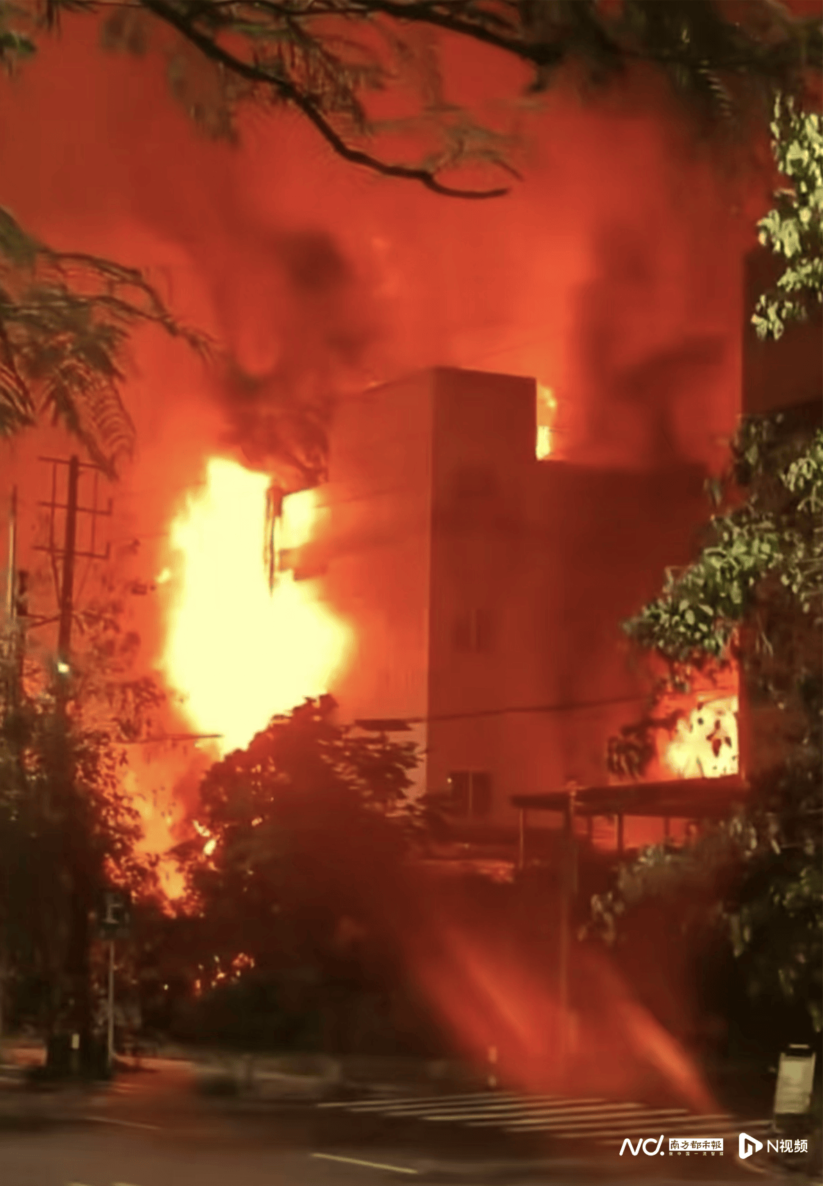 皇冠足球管理平台出租
_昨夜皇冠足球管理平台出租
,中山一公司突发大火, 事发时火光冲天