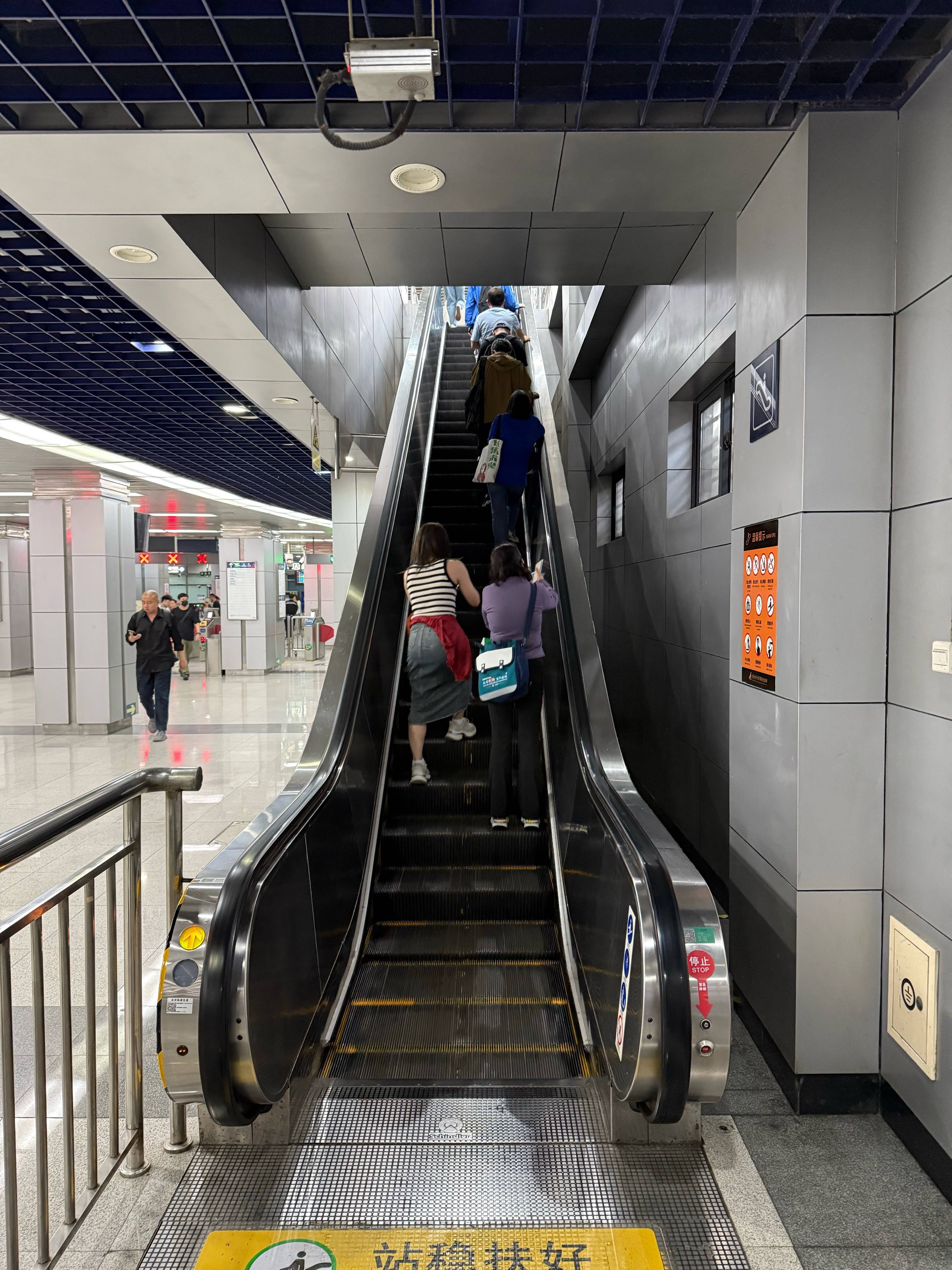 皇冠球網app_不必“左行右立”皇冠球網app！北京地铁扶梯上多了两只黄色脚印