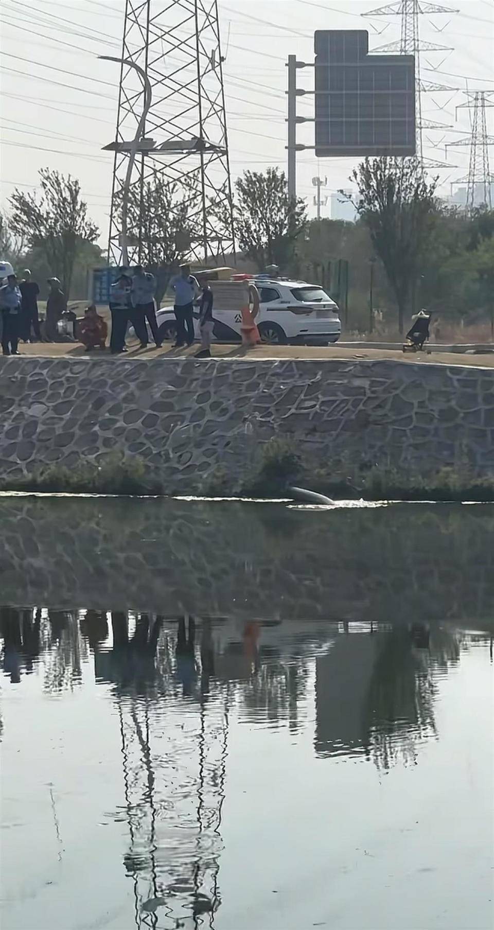 皇冠信用网平台
_郑州一车主疑忘拉手刹致空车坠河皇冠信用网平台
,已被打捞上岸