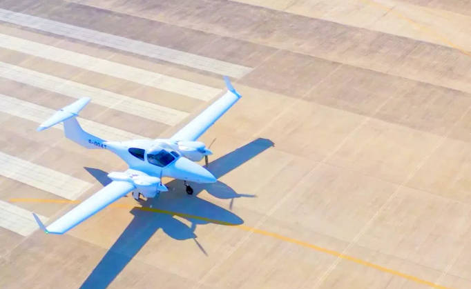 皇冠信用网出租足球_【理响中国·春江水暖鸭先知】一架“无人机”飞出低空新天地