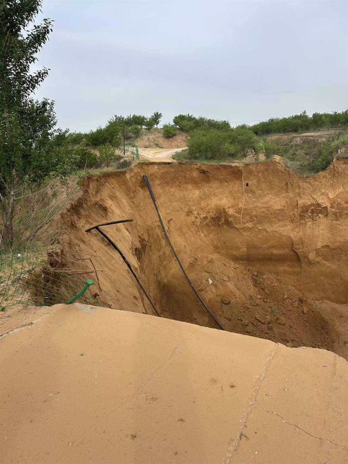 皇冠信用网出租
_内蒙古一地塌陷形成巨大“天坑”皇冠信用网出租
,坑底不断往外喷土,专家分析系“砂涌”,当地政府人员:具体原因正在调查