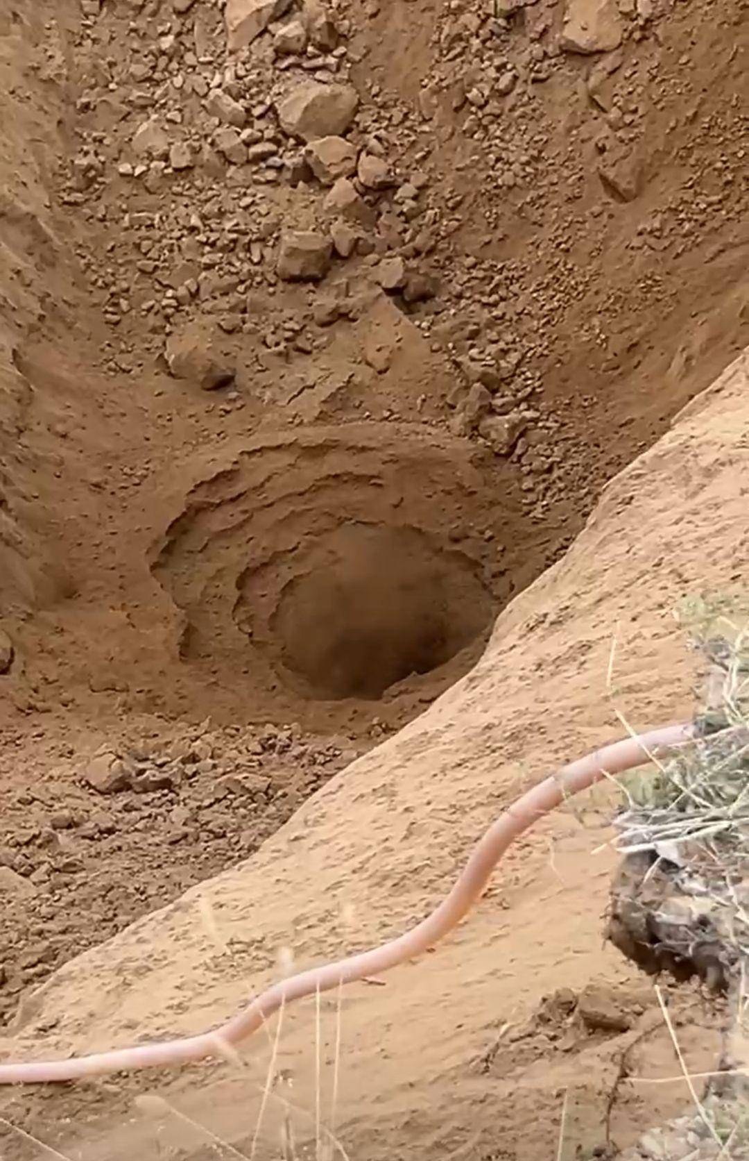 皇冠信用网出租
_内蒙古一地塌陷形成巨大“天坑”皇冠信用网出租
,坑底不断往外喷土,专家分析系“砂涌”,当地政府人员:具体原因正在调查