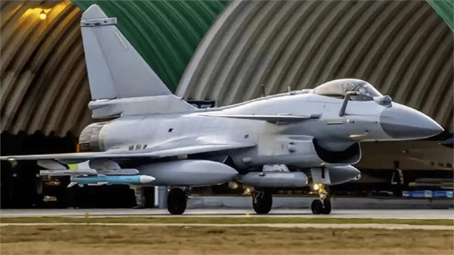 皇冠足球平台代理_让人大开眼界！歼10CE带着余威飞入马来西亚皇冠足球平台代理，被围的水泄不通