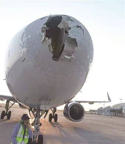 皇冠皇冠信用开户_视频曝光！印度一架客机载227名乘客皇冠皇冠信用开户，飞行中突遇冰雹！机头被砸出大洞，奇迹般安全降落