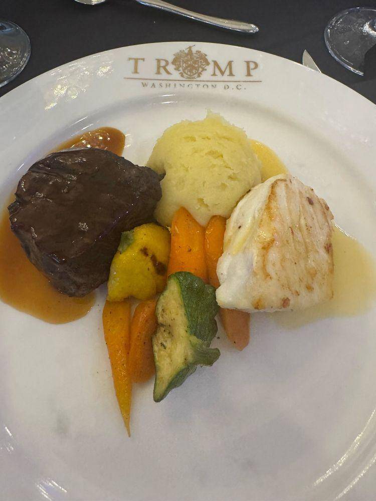 皇冠信用代理出租_外媒：特朗普豪华晚宴被宾客吐槽皇冠信用代理出租，食物比廉航飞机餐还糟糕，演讲空洞匆匆离场