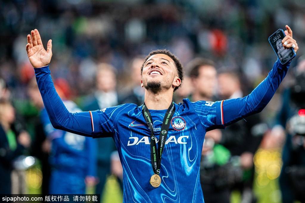 皇冠信用网会员账号
_尬皇冠信用网会员账号
!桑乔赛后久久拥抱安东尼 当场打电话:我不回曼联