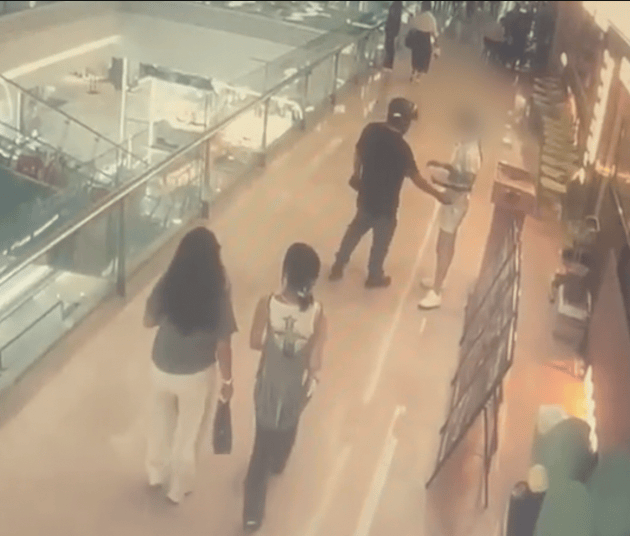 皇冠皇冠足球平台_襄阳女店员迎客时疑被路过男子伸手性骚扰皇冠皇冠足球平台，店长冲出第一时间制服，当地：男子已被行拘