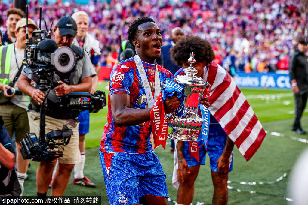 皇冠足球平台代理
_揭秘曼联6800万镑豪购埃泽内幕:拜仁截胡?水晶宫王牌引爆夏窗皇冠足球平台代理
!