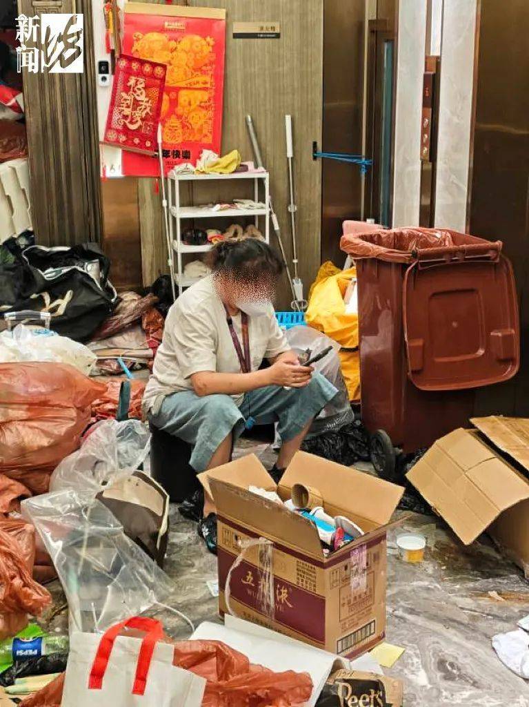 皇冠信用网出租
_垃圾堆满皇冠信用网出租
,臭到离谱!上海顶流豪宅业主也拾荒?邻居直呼倒大霉,不能忍!