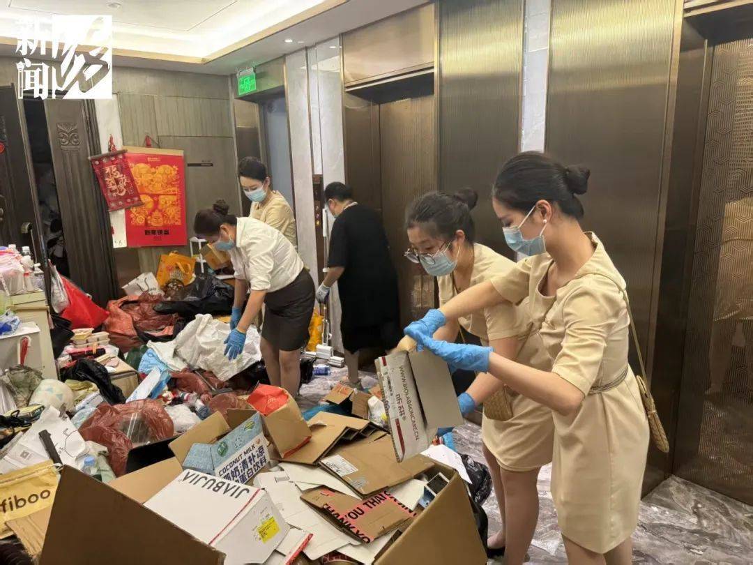 皇冠信用网出租
_垃圾堆满皇冠信用网出租
,臭到离谱!上海顶流豪宅业主也拾荒?邻居直呼倒大霉,不能忍!