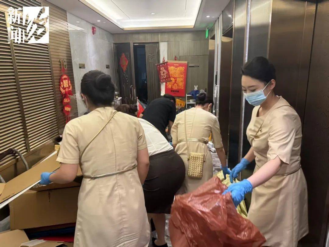 皇冠信用网出租
_垃圾堆满皇冠信用网出租
,臭到离谱!上海顶流豪宅业主也拾荒?邻居直呼倒大霉,不能忍!