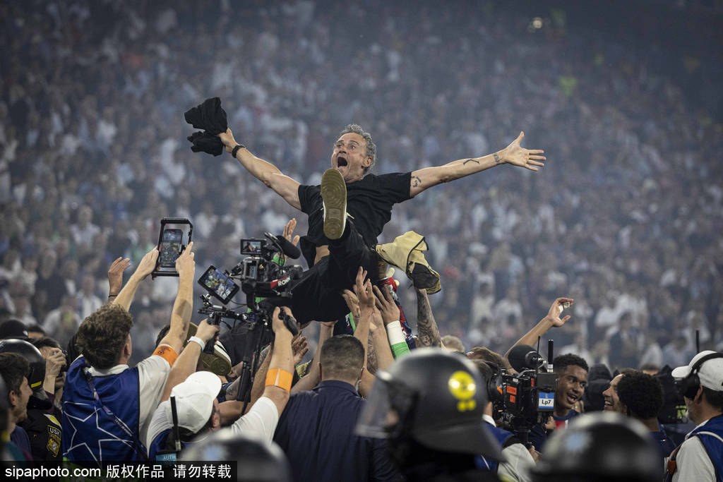 皇冠信用网怎么开户
_泪目皇冠信用网怎么开户
!恩里克穿印有女儿插旗图案的衣服 她在9岁时因病去世