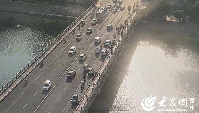 皇冠足球平台代理
_山东枣庄:消防员执行公务途中营救一名跳河女子