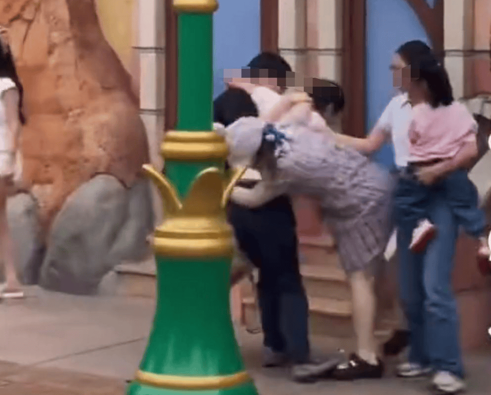 皇冠信用网注册
_上海警方通报迪士尼打架事件:闫某某与女友在拍照时皇冠信用网注册
,因刘某某夫妻的女儿进入拍摄画面,引发冲突