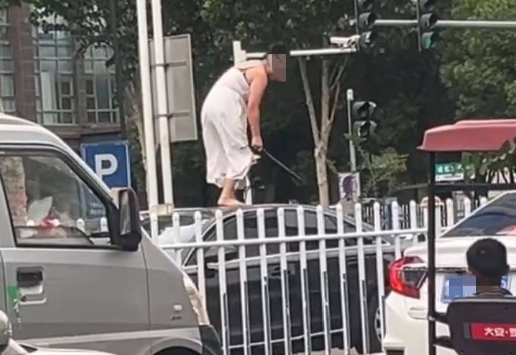 welcome皇冠注册_女子持械当街打砸多辆轿车welcome皇冠注册，被顶在挡风玻璃上前行，当地：女子当场被控制，警方介入调查