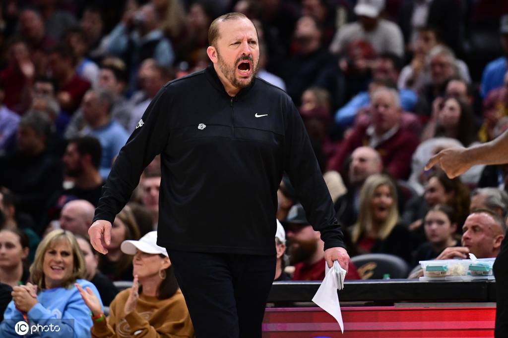 皇冠信用网代理登3_锡伯杜下课究竟冤不冤皇冠信用网代理登3？铁血篮球成就他也害了他