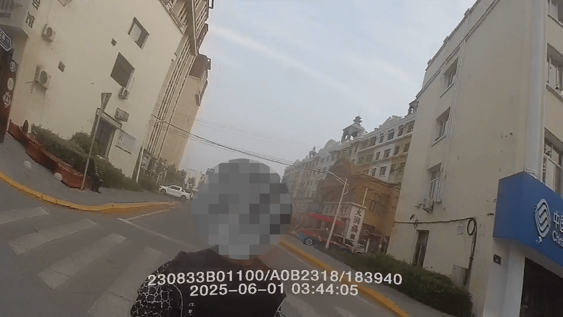 足球大小_“马虎”夫妻家钥匙插门上忘拔足球大小，次日发现钱包竟“蒸发”了