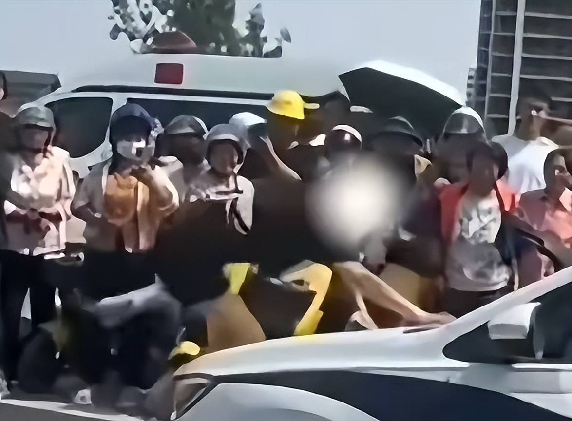 Hga039app_山东菏泽一网红违停后跳上警车引擎盖Hga039app,警方通报:行拘