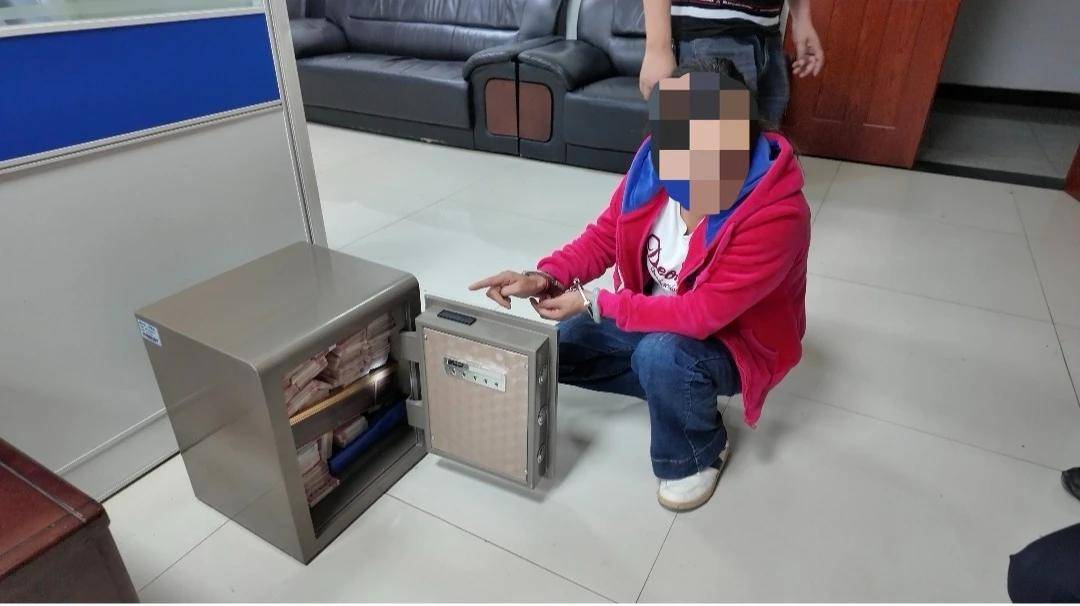 皇冠信用网平台_贵州一女子和男友吵架后皇冠信用网平台，竟偷走装94万元现金的保险柜，还让亲戚藏玉米地