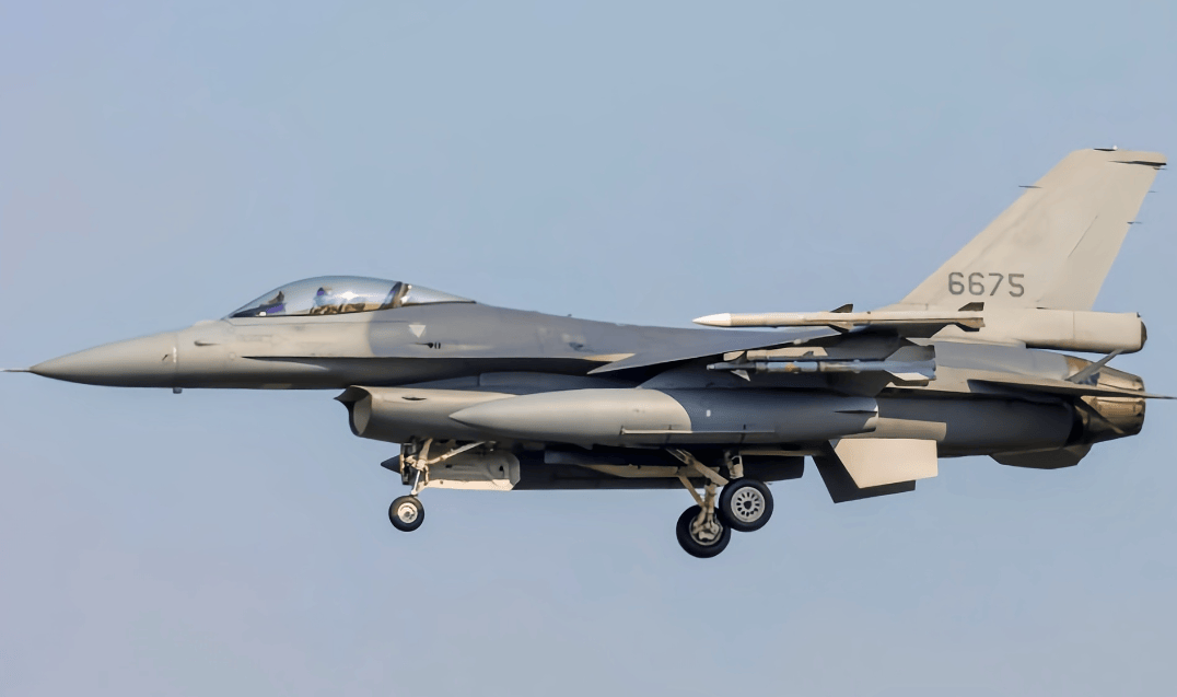 世界杯_台军5架战机挑衅辽宁舰世界杯，特朗普发现不对劲，紧急扣下64架F-16V