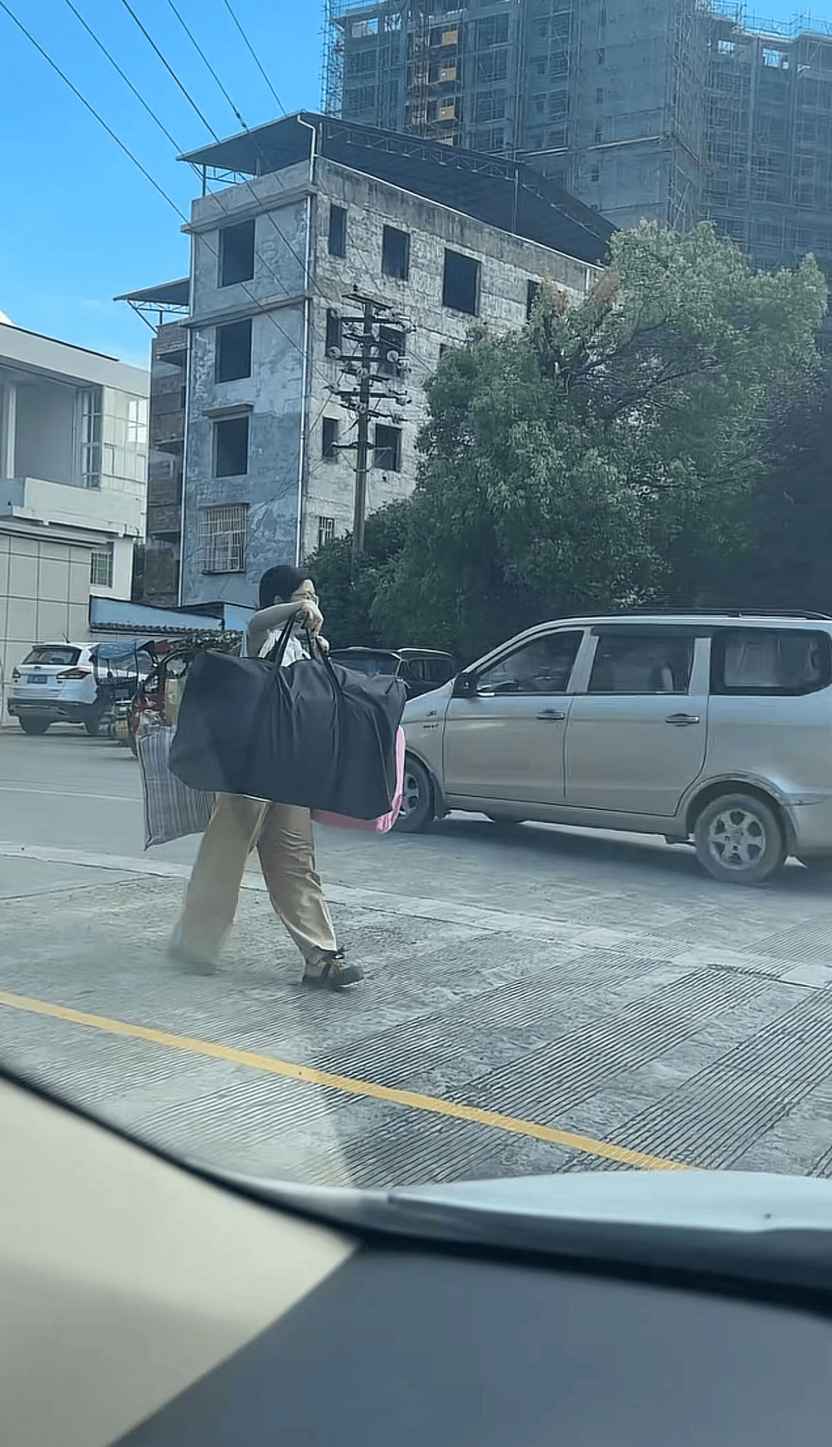 皇冠世界杯_广西一女生高考结束后独自挑行李回家感动全网皇冠世界杯，学校：她很朴实，老师们评价都很高