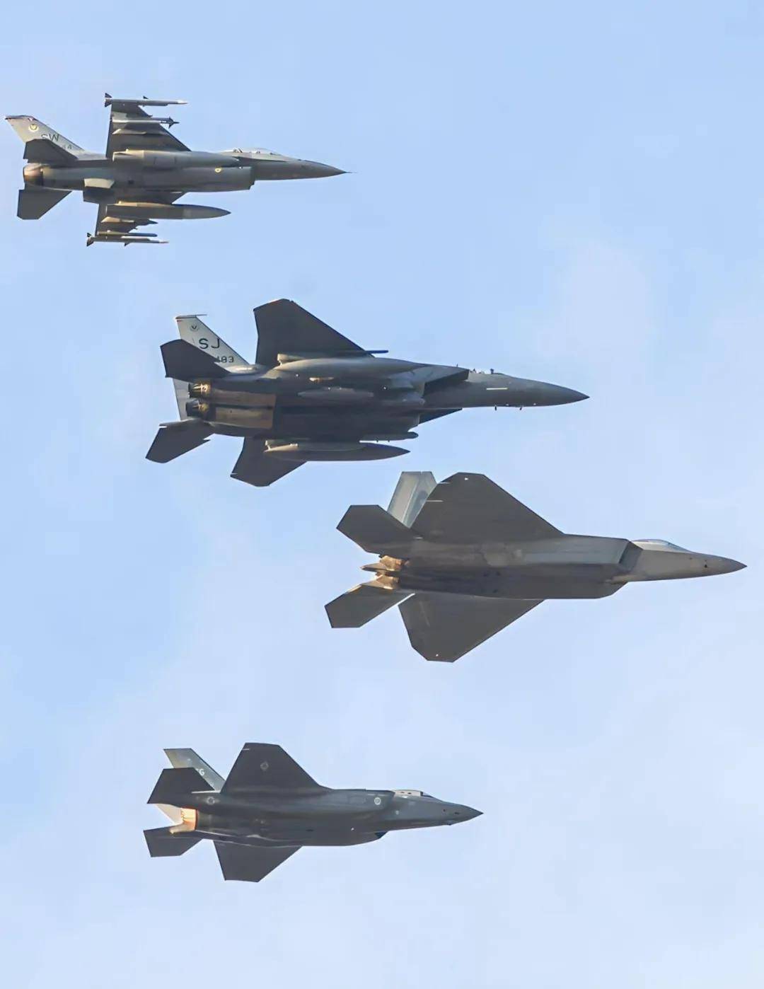 皇冠比分
_振奋!网友拍到2架歼-35伴飞歼-20皇冠比分
,中国歼-35批量服役了?