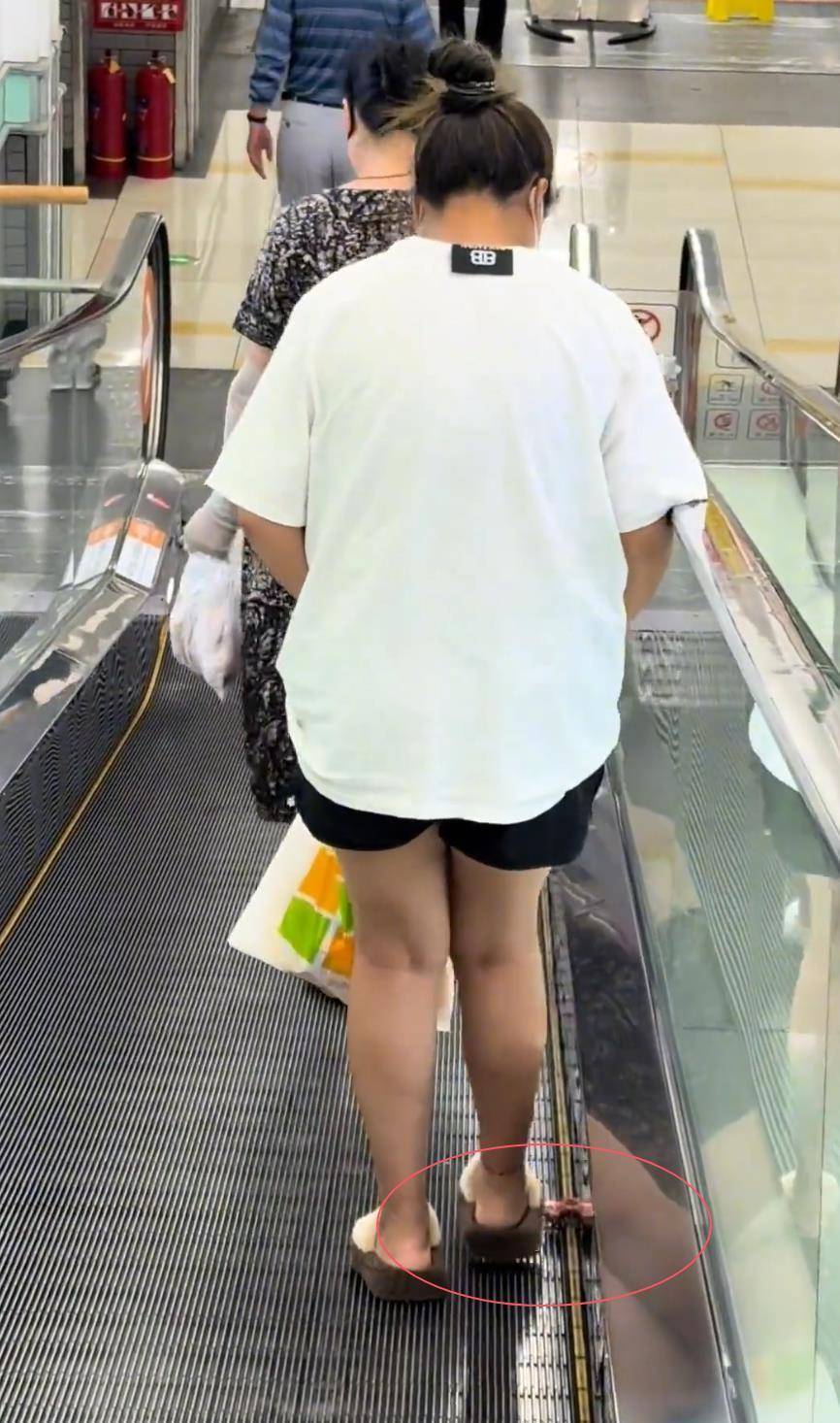 河床足球_女子超市偷排骨从短裤掉到扶梯上？网友以为掉的是百元钞票河床足球，官方：已接到报案，正核查