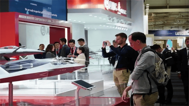 世俱杯代理_歼20“征战”巴黎！西方代表挤破头参观世俱杯代理，看完终于明白一件事