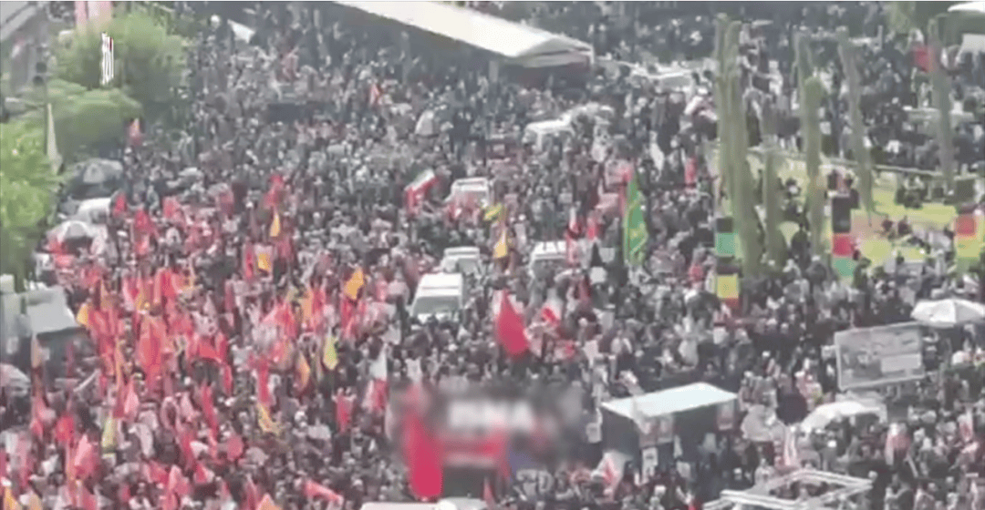 皇冠登1登2登3出租_伊朗国葬现场:数万民众参加葬礼皇冠登1登2登3出租,围着灵车痛哭并用衣服擦拭棺椁,还有民众高呼“美国去死”