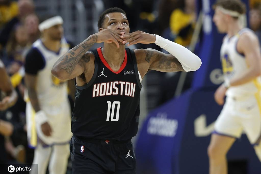 日本足球聯賽_值日本足球聯賽！火箭与小史密斯达成5年1.22亿美元提前续约