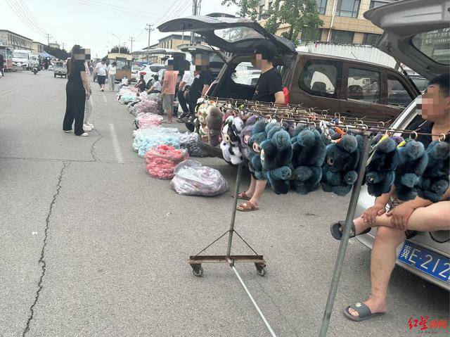 乌兹别克超级联赛_实探衡水盗版LABUBU大集：像卖菜一样摆摊卖乌兹别克超级联赛，商家称如今订单变少生意难做