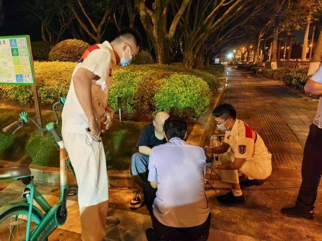 皇冠信用網口出租_厦门一市民醉卧马路中央 厦门大学附属中山医院医生开展院外急救